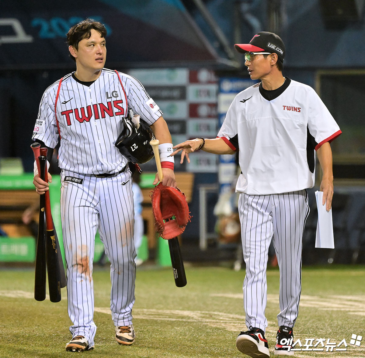 30일 오후 서울 송파구 잠실야구장에서 열린 '2025 신한 SOL Bank KBO리그' 키움 히어로즈와 LG 트윈스의 경기, LG가 키움에 6:5로 승리하며 전날의 패배를 설욕했다.  이날 경기에서 승리한 LG 염경엽 감독이 박동원과 대화를 나누고 있다. 엑스포츠뉴스 DB