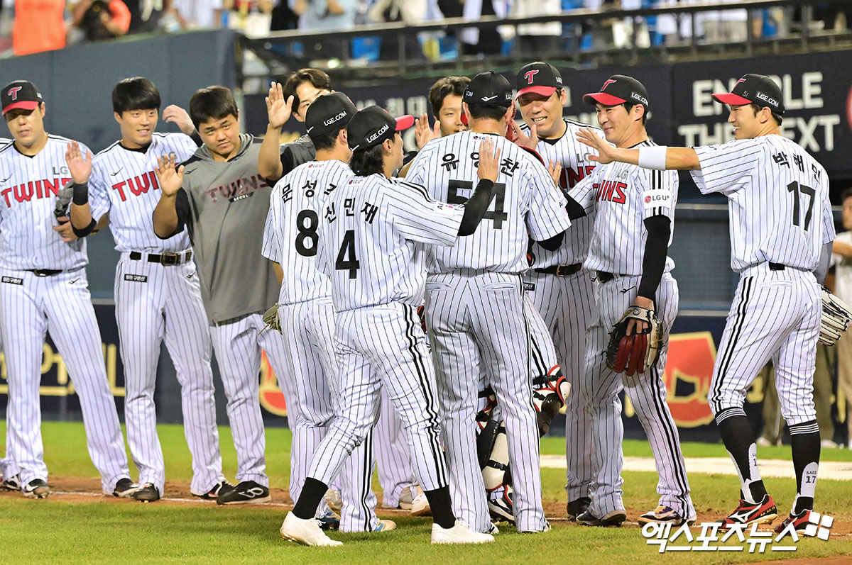 30일 오후 서울 송파구 잠실야구장에서 열린 '2025 신한 SOL Bank KBO리그' 키움 히어로즈와 LG 트윈스의 경기, LG가 키움에 6:5로 승리하며 전날의 패배를 설욕했다.  이날 경기에서 승리한 LG 선수들이 기뻐하고 있다. 엑스포츠뉴스 DB