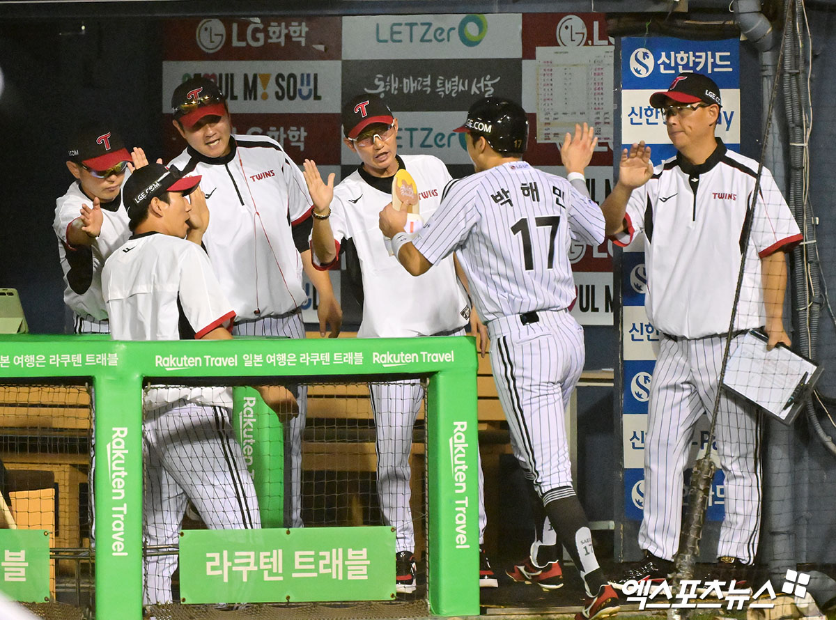 30일 오후 서울 송파구 잠실야구장에서 열린 '2025 신한 SOL Bank KBO리그' 키움 히어로즈와 LG 트윈스의 경기, 4회말 2사 2루 LG 박해민이 문성주의 1타점 2루타때 득점에 성공한 후 염경엽 감독과 하이파이브를 하고 있다. 엑스포츠뉴스 DB