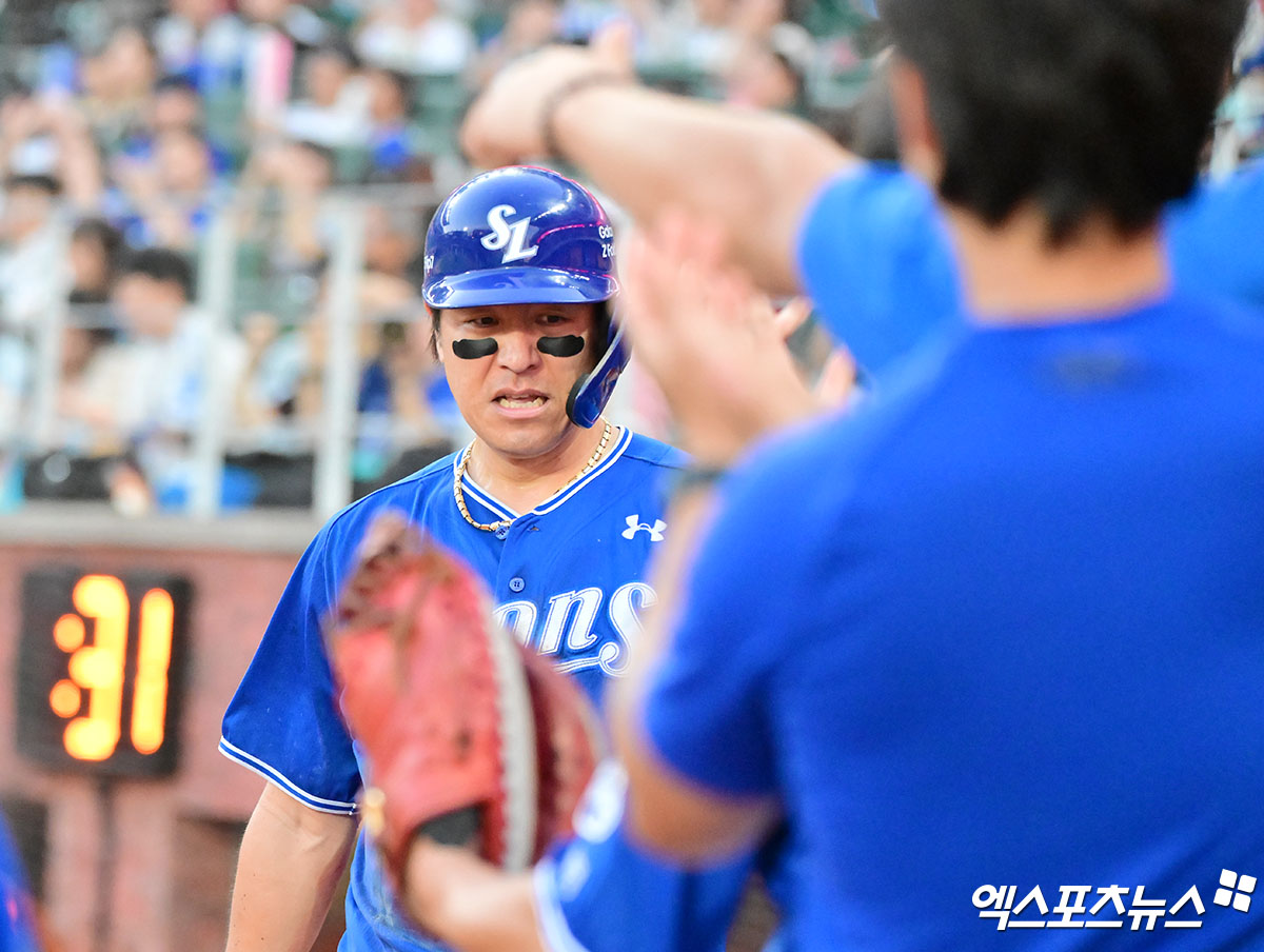 지난 8월 6일 오후 인천SSG랜더스필드에서 열린 '2025 신한 SOL Bank KBO리그' 삼성 라이온즈와 SSG 랜더스의 경기, 4회초 무사 1루 삼성 강민호가 김영웅의 1타점 2루타때 득점하고 있다. 엑스포츠뉴스 DB