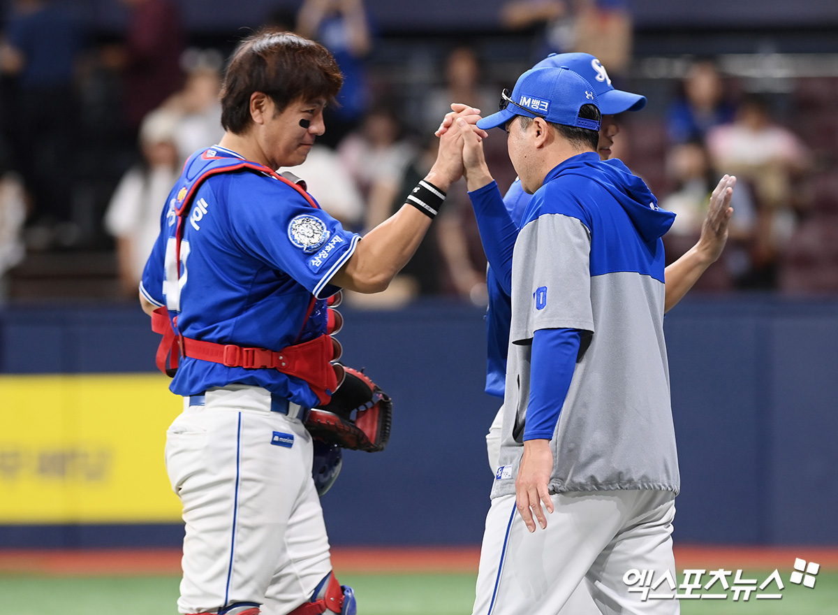 지난 5월 21일 오후 서울 구로구 고척스카이돔에서 열린 '2025 신한 SOL Bank KBO리그' 삼성 라이온즈와 키움 히어로즈의 경기, 삼성이 키움을 상대로 6:1 승리를 거뒀다.  이날 경기를 승리로 마친 박진만 감독이 강민호를 격려하고 있다. 엑스포츠뉴스 DB