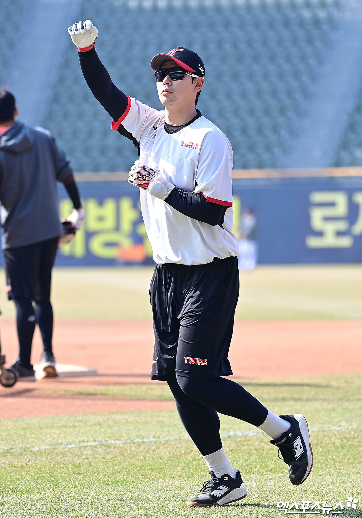 22일 오전 서울 송파구 잠실야구장에서 열리는 '2025 신한 SOL Bank KBO리그' 롯데 자이언츠와 LG 트윈스의 경기에 앞서 LG 홍창기가 몸을 풀고 있다. 엑스포츠뉴스 DB