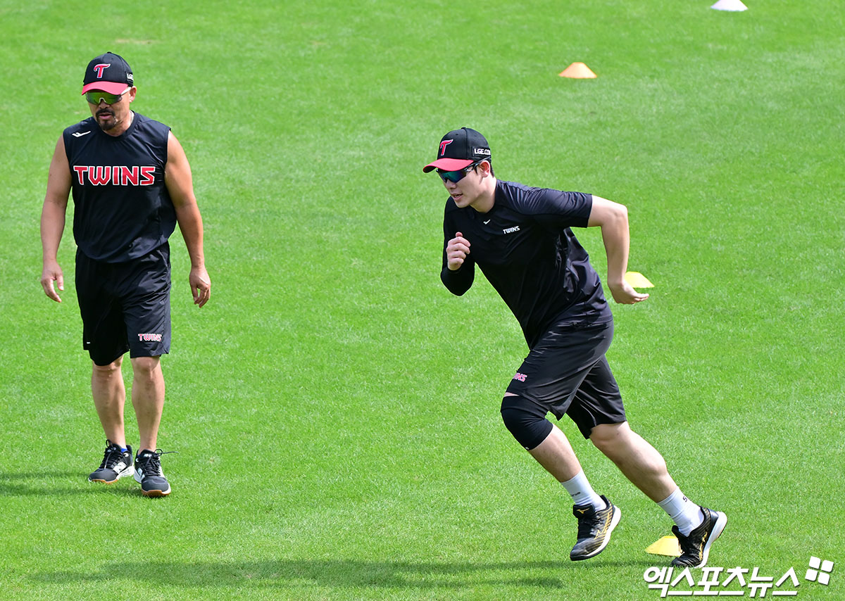 30일 오후 서울 송파구 잠실야구장에서 열리는 '2025 신한 SOL Bank KBO리그' 키움 히어로즈와 LG 트윈스의 경기, LG 홍창기가 러닝을 하고 있다. 엑스포츠뉴스 DB