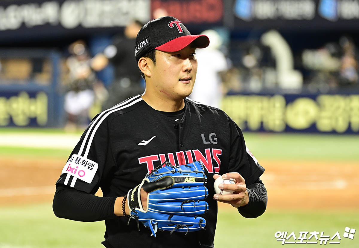 10일 오후 서울 송파구 잠실야구장에서 열린 '2025 신한 SOL Bank KBO리그' LG 트윈스와 두산 베어스의 경기, 7회말 종료 후 LG 선발투수 손주영이 더그아웃으로 향하고 있다. 엑스포츠뉴스 DB