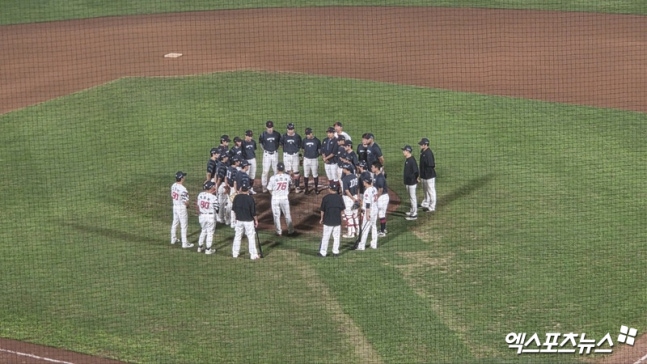 김태형 감독이 이끄는 롯데 자이언츠는 지난 10일 부산 사직야구장에서 2025 신한 SOL 뱅크 KBO리그 한화 이글스전을 치러 0-13으로 대패했다. 롯데 선수단은 10일 경기 종료 뒤 30분 정도 추가 야간 수비 훈련을 소화한 뒤에서야 광주로 출발했다. 엑스포츠뉴스DB