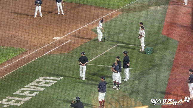 김태형 감독이 이끄는 롯데 자이언츠는 지난 10일 부산 사직야구장에서 2025 신한 SOL 뱅크 KBO리그 한화 이글스전을 치러 0-13으로 대패했다. 롯데 선수단은 10일 경기 종료 뒤 30분 정도 추가 야간 수비 훈련을 소화한 뒤에서야 광주로 출발했다. 엑스포츠뉴스DB