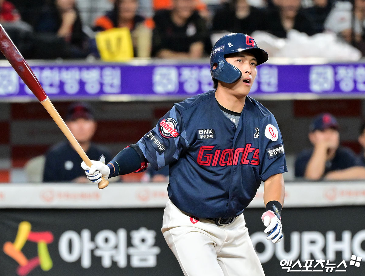 김태형 감독이 이끄는 롯데 자이언츠는 지난 10일 부산 사직야구장에서 2025 신한 SOL 뱅크 KBO리그 한화 이글스전을 치러 0-13으로 대패했다. 롯데 선수단은 10일 경기 종료 뒤 30분 정도 추가 야간 수비 훈련을 소화한 뒤에서야 광주로 출발했다. 엑스포츠뉴스DB