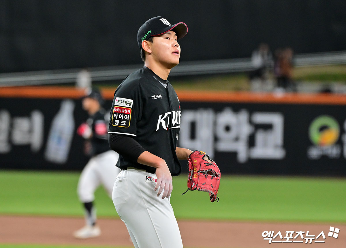 25일 오후 대전 한화생명 볼파크에서 열린 '2025 신한 SOL Bank KBO리그' KT 위즈와 한화 이글스의 경기, 5회말 수비를 마친 KT 선발투수 소형준이 더그아웃으로 향하고 있다. 엑스포츠뉴스 DB