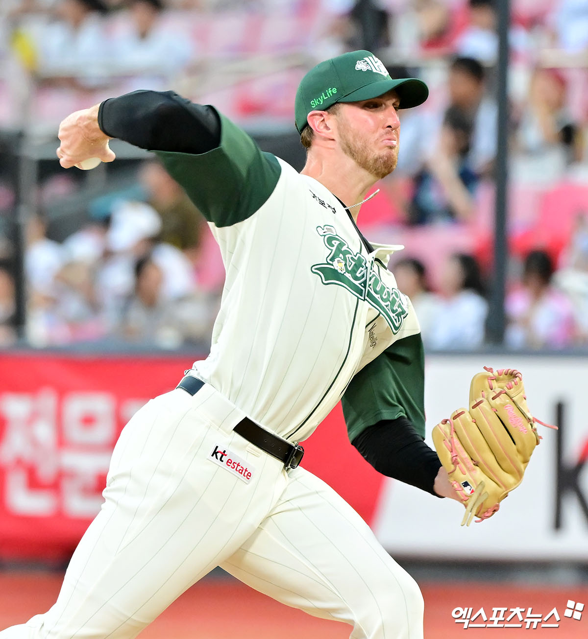 29일 오후 수원KT위즈파크에서 열린 '2025 신한 SOL Bank KBO리그' KIA 타이거즈와 KT 위즈의 경기, 1회초 KT 선발투수 패트릭이 공을 힘차게 던지고 있다. 엑스포츠뉴스 DB