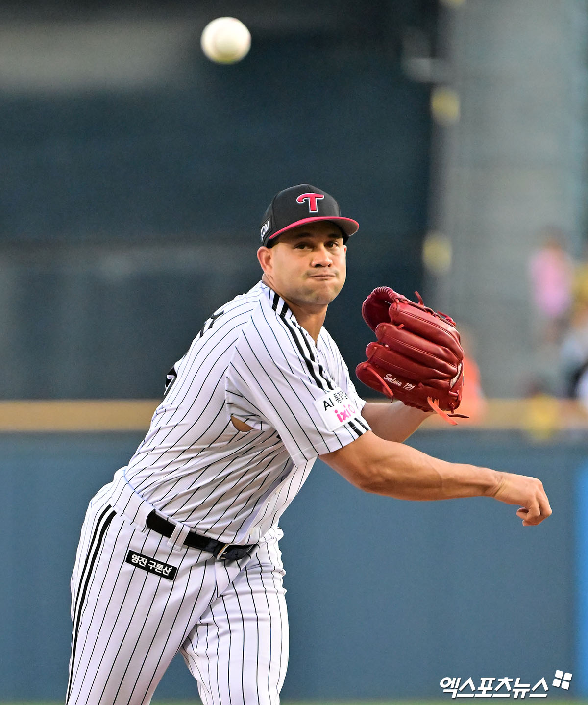 11일 오후 서울 송파구 잠실야구장에서 열린 '2025 신한 SOL Bank KBO리그' KT 위즈와 LG 트윈스의 경기, 1회초 LG 선발투수 치리노스가 공을 힘차게 던지고 있다. 잠실, 김한준 기자