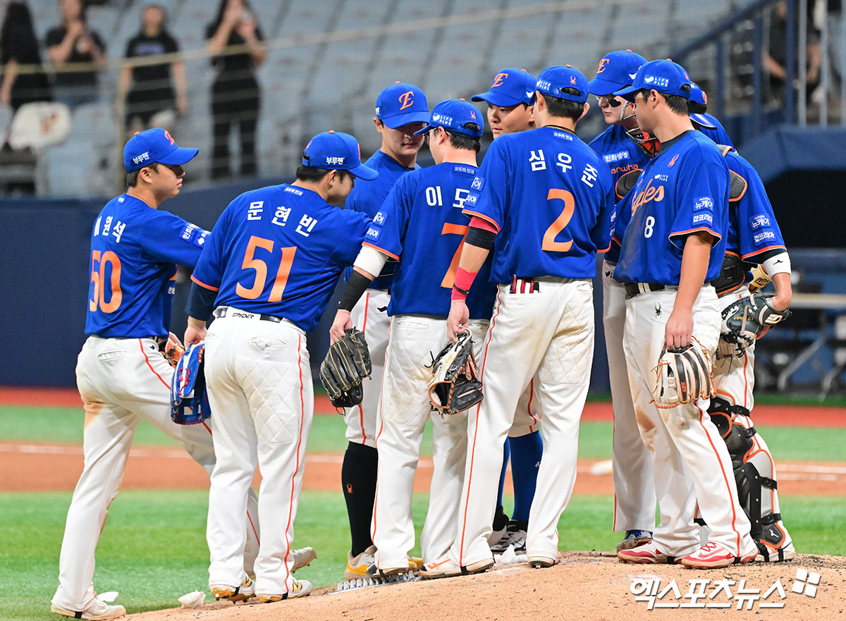 지난달 27일 오후 서울 구로구 고척스카이돔에서 열린 '2025 신한 SOL Bank KBO리그' 한화 이글스와 키움 히어로즈의 경기, 한화가 데뷔 첫 10승을 거둔 문동주의 호투에 힘입어 키움에 3:1로 승리했다.  이날 경기에서 승리한 한화 선수들이 기뻐하고 있다. 엑스포츠뉴스 DB