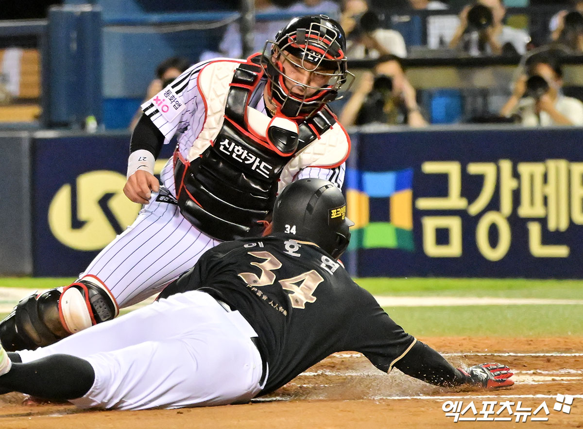 11일 오후 서울 송파구 잠실야구장에서 열린 '2025 신한 SOL Bank KBO리그' KT 위즈와 LG 트윈스의 경기, 6회초 무사 1,3루 KT 이호연이 LG 신민재의 3루 송구에 런다운에 걸린 후 박동원에게 태그아웃을 당하고 있다. 잠실, 김한준 기자