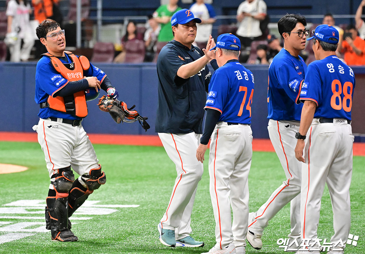 지난달 28일 오후 서울 구로구 고척스카이돔에서 열린 '2025 신한 SOL Bank KBO리그' 한화 이글스와 키움 히어로즈의 경기, 한화가 15안타를 몰아치며 키움에 9:3으로 승리했다.  이날 경기에서 승리한 한화 선수들이 기뻐하고 있다. 엑스포츠뉴스 DB