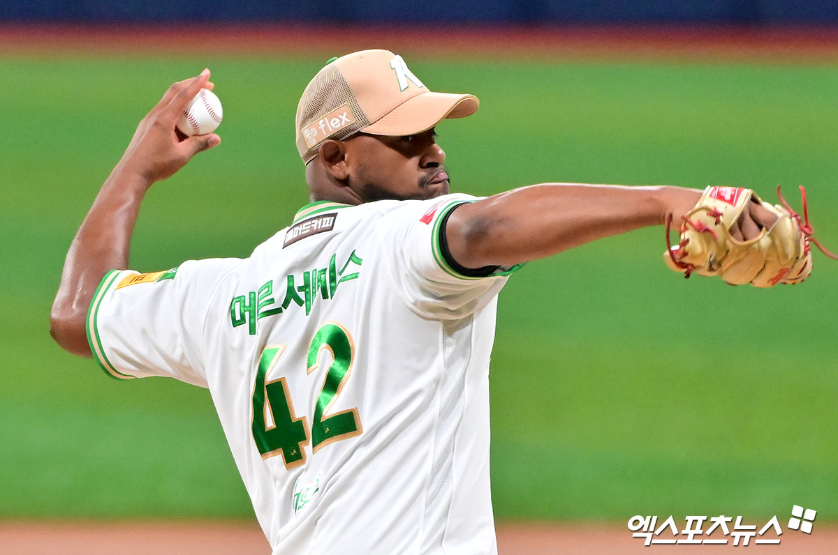 지난달 27일 오후 서울 구로구 고척스카이돔에서 열린 '2025 신한 SOL Bank KBO리그' 한화 이글스와 키움 히어로즈의 경기, 1회초 키움 선발투수 메르세데스가 공을 힘차게 던지고 있다. 엑스포츠뉴스 DB