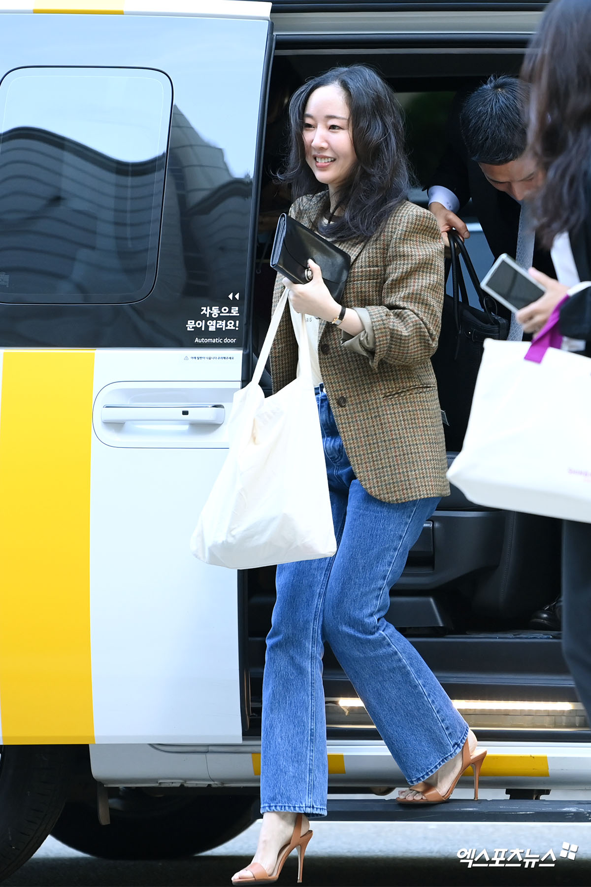 변호인단과 함께 법원 출석하는 민희진 전 대표