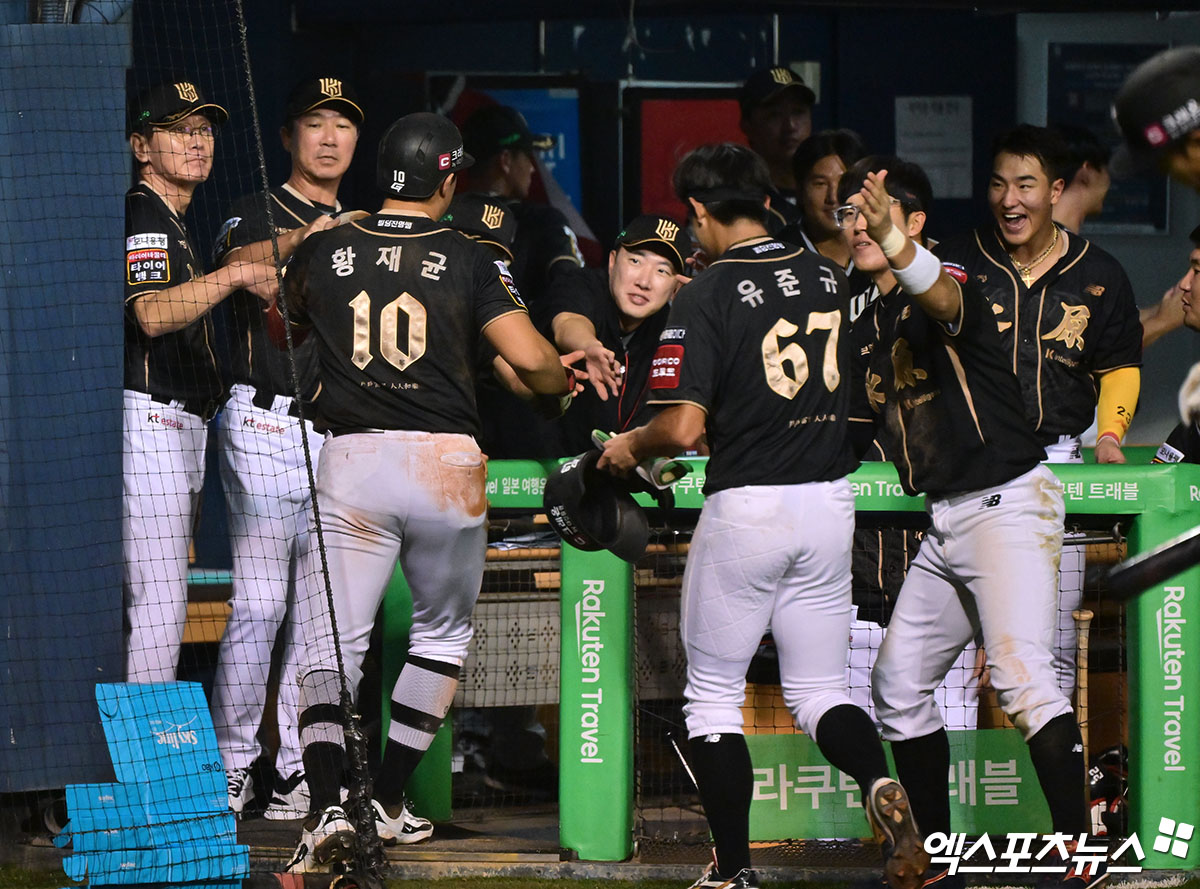 11일 오후 서울 송파구 잠실야구장에서 열린 '2025 신한 SOL Bank KBO리그' KT 위즈와 LG 트윈스의 경기, 8회초 1사 1,2루 KT 황재균과 유준규가 권동진의 2타점 3루타때 득점에 성공하고 있다. 잠실, 김한준 기자