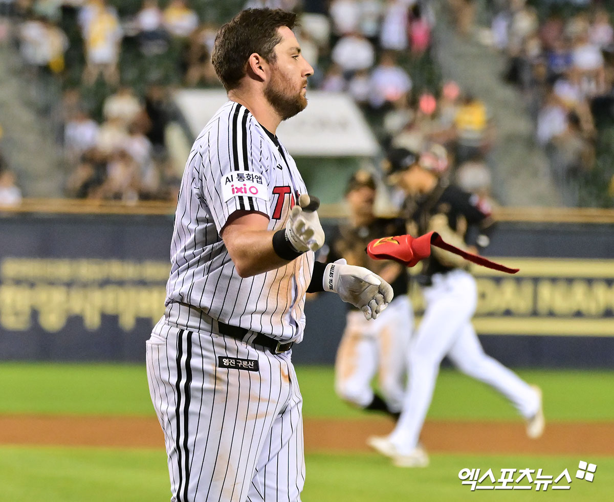 11일 오후 서울 송파구 잠실야구장에서 열린 '2025 신한 SOL Bank KBO리그' KT 위즈와 LG 트윈스의 경기, 8회말 2사 1,2루 LG 오스틴이 헛스윙 삼진을 당한 후 아쉬워하고 있다. 엑스포츠뉴스 잠실, 김한준 기자