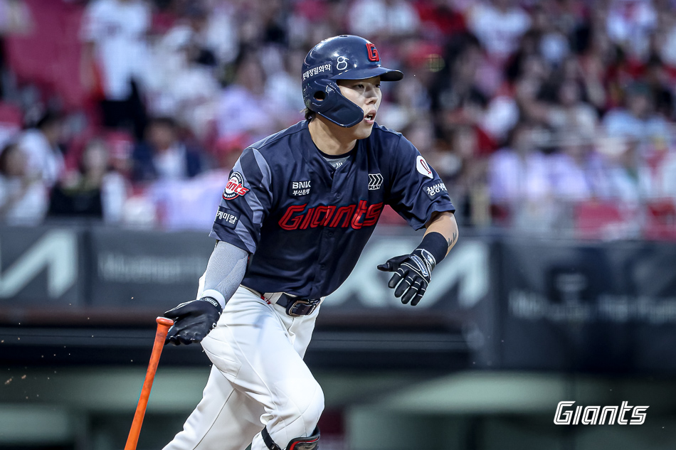 롯데는 자이언츠는 11일 광주-기아 챔피언스 필드에서 2025 신한 SOL 뱅크 KBO리그 KIA전을 치러 4-3으로 승리했다. 이날 승리로 5연패에서 탈출한 6위 롯데는 시즌 63승64패6무로 같은 날 패한 5위 삼성 라이온즈(시즌 65승64패2무)를 1경기 차로 추격했다. 롯데 자이언츠