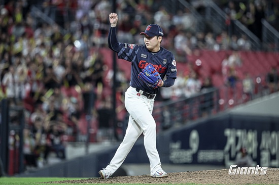 롯데는 자이언츠는 11일 광주-기아 챔피언스 필드에서 2025 신한 SOL 뱅크 KBO리그 KIA전을 치러 4-3으로 승리했다. 이날 승리로 5연패에서 탈출한 6위 롯데는 시즌 63승64패6무로 같은 날 패한 5위 삼성 라이온즈(시즌 65승64패2무)를 1경기 차로 추격했다. 롯데 자이언츠