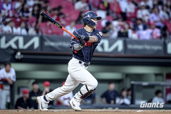 롯데는 자이언츠는 11일 광주-기아 챔피언스 필드에서 2025 신한 SOL 뱅크 KBO리그 KIA전을 치러 4-3으로 승리했다. 이날 승리로 5연패에서 탈출한 6위 롯데는 시즌 63승64패6무로 같은 날 패한 5위 삼성 라이온즈(시즌 65승64패2무)를 1경기 차로 추격했다. 롯데 자이언츠