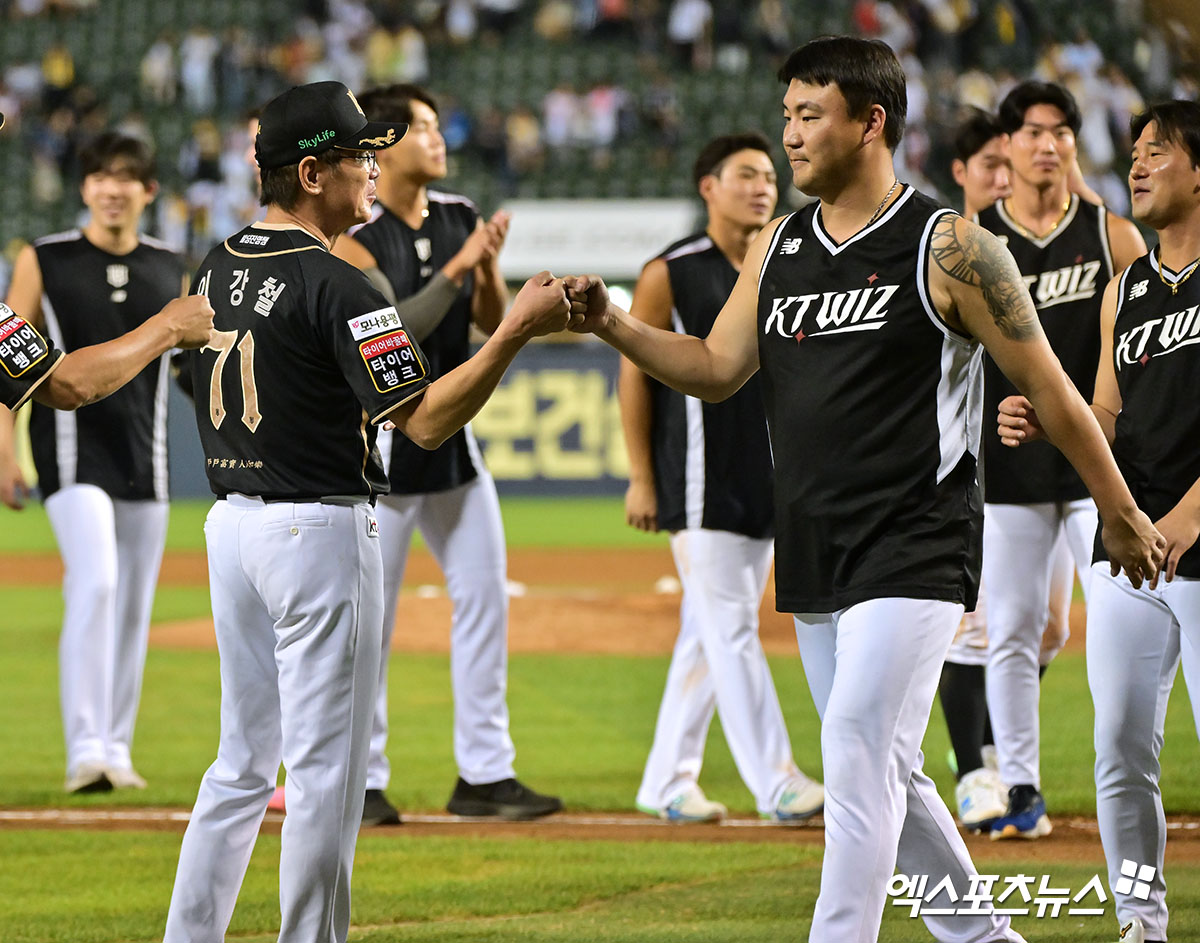 11일 오후 서울 송파구 잠실야구장에서 열린 '2025 신한 SOL Bank KBO리그' KT 위즈와 LG 트윈스의 경기, KT가 권동진의 결승타에 힘입어 LG에 6:4 역전승을 거뒀다.  이날 경기에서 승리한 KT 이강철 감독이 선수들과 함께 기뻐하고 있다. 잠실, 김한준 기자