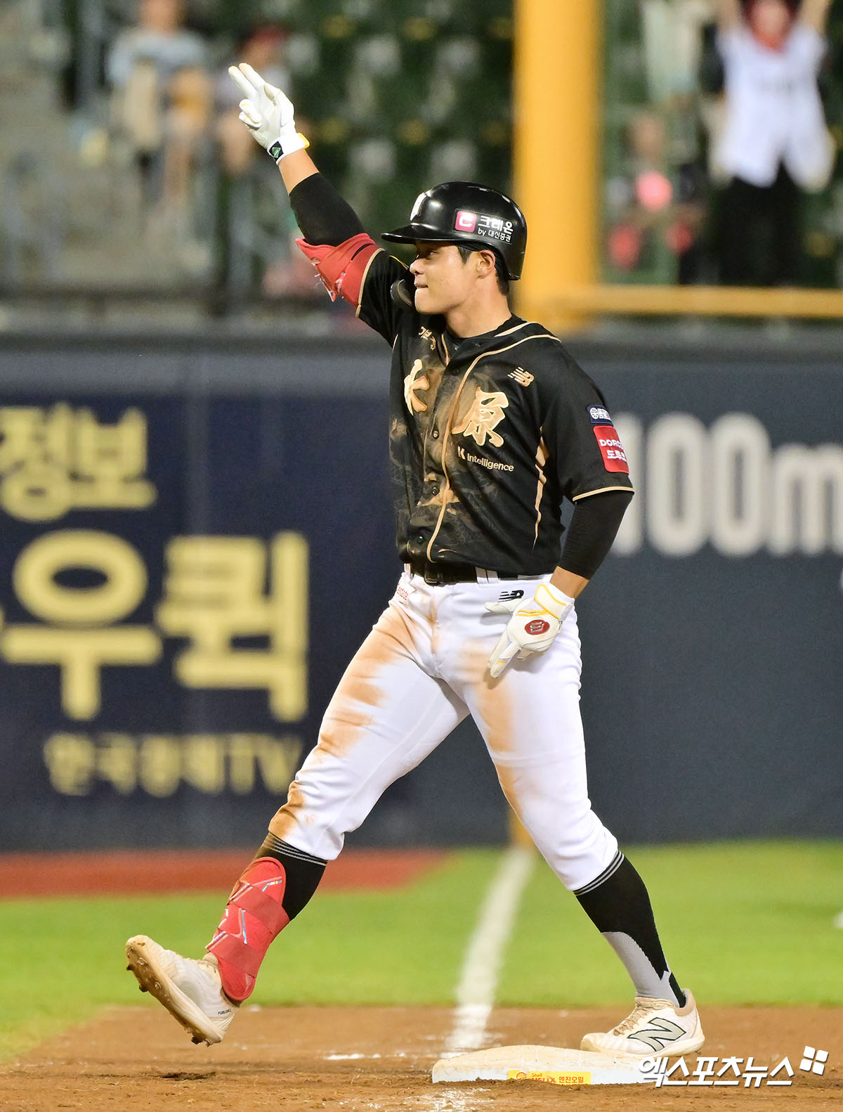 11일 오후 서울 송파구 잠실야구장에서 열린 '2025 신한 SOL Bank KBO리그' KT 위즈와 LG 트윈스의 경기, 8회초 1사 1,2루 KT 권동진의 2타점 3루타를 날리고 있다. 잠실, 김한준 기자