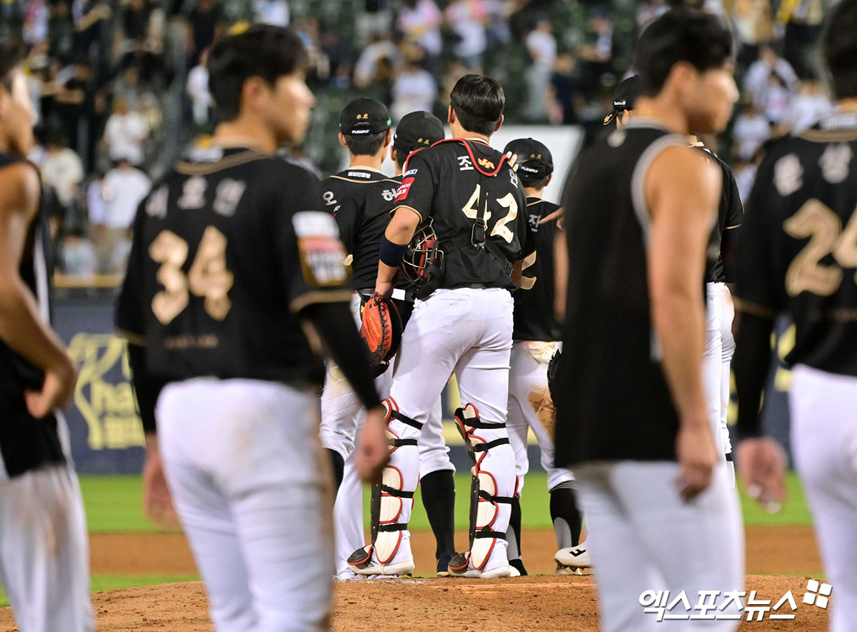 11일 오후 서울 송파구 잠실야구장에서 열린 '2025 신한 SOL Bank KBO리그' KT 위즈와 LG 트윈스의 경기, KT가 권동진의 결승타에 힘입어 LG에 6:4 역전승을 거뒀다.  이날 경기에서 승리한 KT 선수들이 기뻐하고 있다. 잠실, 김한준 기자