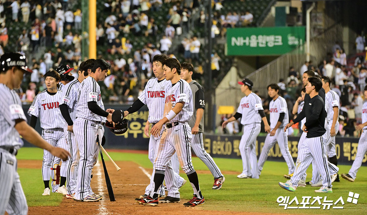 11일 오후 서울 송파구 잠실야구장에서 열린 '2025 신한 SOL Bank KBO리그' KT 위즈와 LG 트윈스의 경기, KT가 권동진의 결승타에 힘입어 LG에 6:4 역전승을 거뒀다.  경기종료 후 LG 선수들이 그라운드로 나오고 있다. 잠실, 김한준 기자