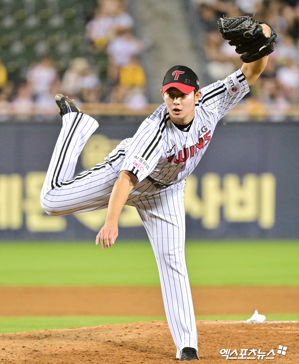 11일 오후 서울 송파구 잠실야구장에서 열린 '2025 신한 SOL Bank KBO리그' KT 위즈와 LG 트윈스의 경기, 7회초 무사 1,2루 LG 김영우가 공을 힘차게 던지고 있다. 잠실, 김한준 기자