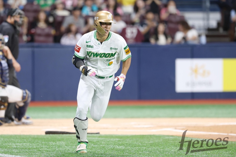 키움 히어로즈는 11일 서울 고척스카이돔에서 열린 2025 신한 SOL Bank KBO리그 NC와의 홈경기에서 4-1로 승리했다. 이날 승리로 키움은 2연승을 달성하며 시즌 전적 42승85패4무를 만들었다. 키움 히어로즈