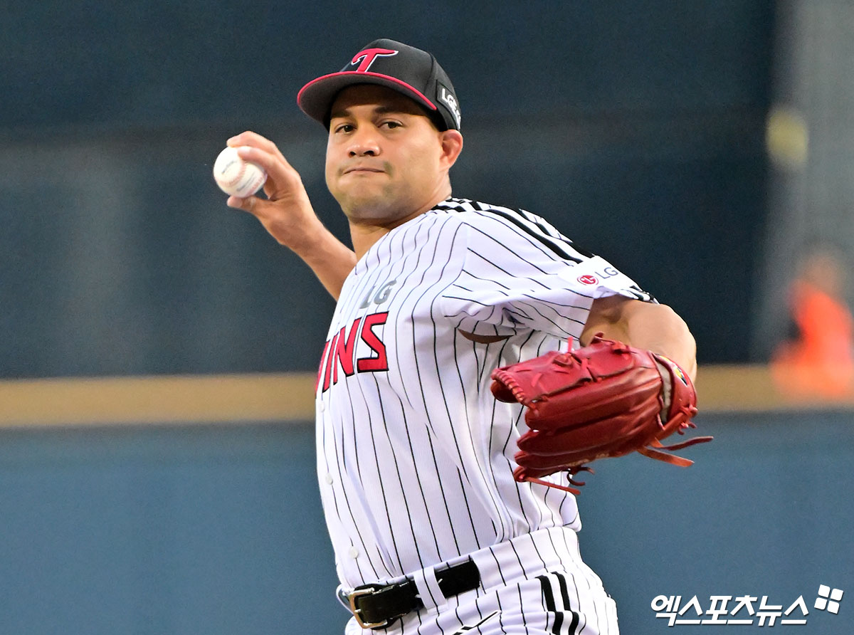 11일 오후 서울 송파구 잠실야구장에서 열린 '2025 신한 SOL Bank KBO리그' KT 위즈와 LG 트윈스의 경기, 1회초 LG 선발투수 치리노스가 공을 힘차게 던지고 있다. 잠실, 김한준 기자