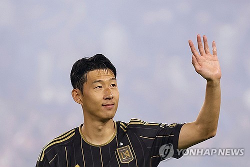 9월 미국 원정에서 2골 1도움 맹활약을 펼친 손흥민이 팬들의 뜨거운 응원에 감사의 뜻을 전했다. 손흥민은 12일 자신의 SNS를 통해 강한 상대팀들과의 경기 속에서 값진 경험을 쌓을 수 있었던 미국 원정이었으며 많은 팬 앞에서 대표팀 경기를 치를 수 있어서 정말 행복했다고 알렸다. 연합뉴스