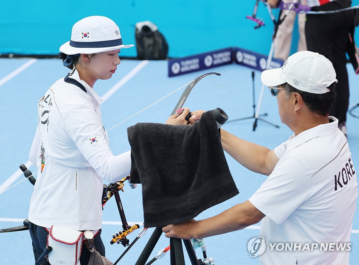 한국 여자 양궁 대표팀이 12일 광주 5.18 민주 광장 특설 경기장에서 열린 2025 광주 양궁세계선수권 대회 마지막 날 리커브 여자 개인전 8강전을 치렀다. 안산과 강채영이 4강에 진출했고, 임시현은 충격 탈락했다. 연합뉴스