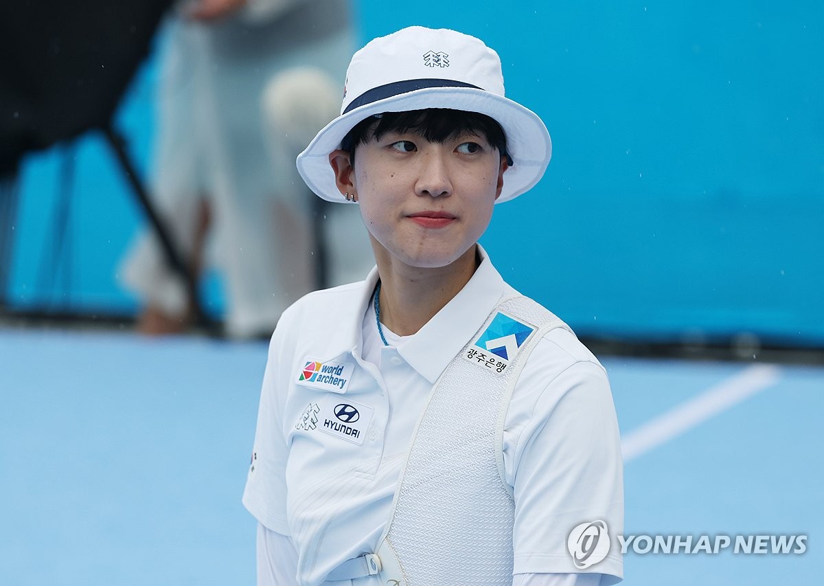 한국 여자 양궁 대표팀이 12일 광주 5.18 민주 광장 특설 경기장에서 열린 2025 광주 양궁세계선수권 대회 마지막 날 리커브 여자 개인전 8강전을 치렀다. 16강에서 황위웨이(중국)를 6-2로 꺾고 8강에 올라온 안산은 리자먼(중국)을 6-2(27-29,28-27,30-26,30-29)로 꺾고 준결승에 진출했다. 연합뉴스