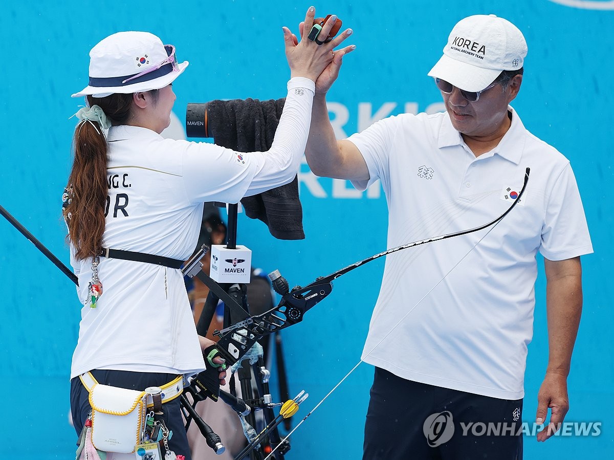한국 여자 양궁 대표팀이 12일 광주 5.18 민주 광장 특설 경기장에서 열린 2025 광주 양궁세계선수권 대회 마지막 날 리커브 여자 개인전 8강전을 치렀다. 안산과 강채영이 4강에 진출했고, 임시현은 충격 탈락했다. 연합뉴스
