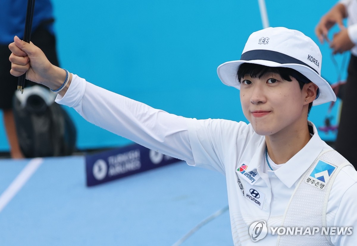 12일 광주 동구 국립아시아문화전당 5·18민주광장에서 열린 2025 세계양궁선수권대회 리커브 여자 개인전 동메달 결정전에서 승리한 안산이 화살을 들어보이고 있다. 연합뉴스