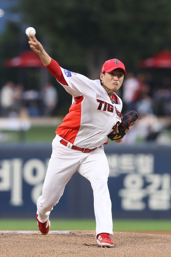 KIA 타이거즈 투수 김도현이 지난 11일 광주 롯데 자이언츠전 등판 도중 오른쪽 팔꿈치 불편감을 느껴 조기 강판 뒤 병원 MRI 검진을 받았다. 교차 검진 결과 우측 팔꿈치 염증 진단을 받은 김도현은 12일 1군 엔트리에서 말소됐다. 김도현이 빠진 선발 자리에는 신인 우완 김태형이 들어갈 예정이다. KIA 타이거즈