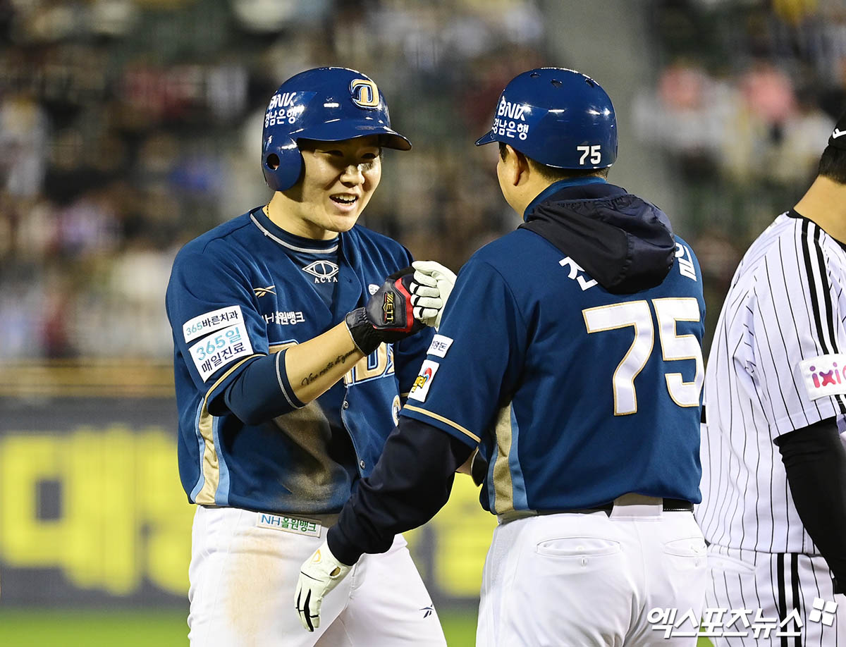 24일 오후 서울 송파구 잠실야구장에서 열린 '2025 신한 SOL Bank KBO리그' NC 다이노스와 LG 트윈스의 경기, 4회초 1사 1,2루 NC 서호철 타석 때 2루주자 박민우가 LG 선발투수 치리노스의 견제 송구 실책을 틈타 3루까지 진루한 뒤 진종길 코치와 주먹을 맞대고 있다. 엑스포츠뉴스 DB