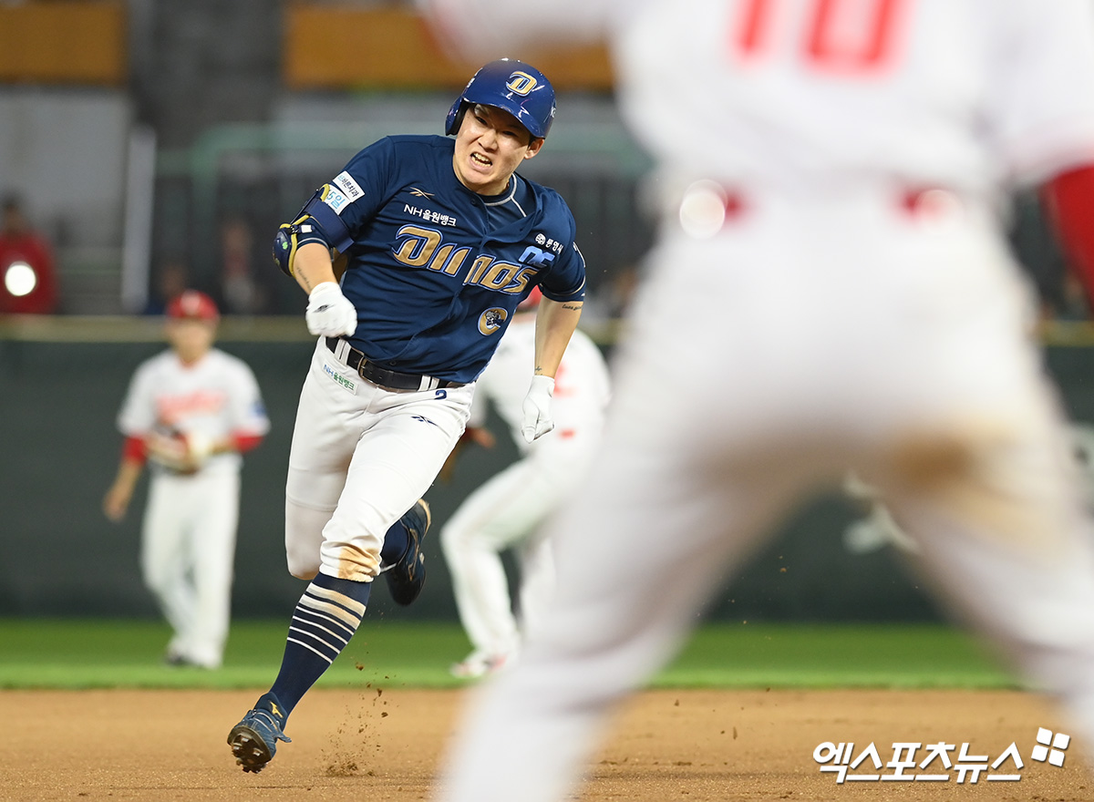 13일 오후 인천SSG랜더스필드에서 열린 '2025 신한 SOL Bank KBO리그' NC 다이노스와 SSG 랜더스의 경기, 6회초 2사 NC 박민우가 안타를 날린 뒤 3루를 향해 달리고 있다. 엑스포츠뉴스 DB