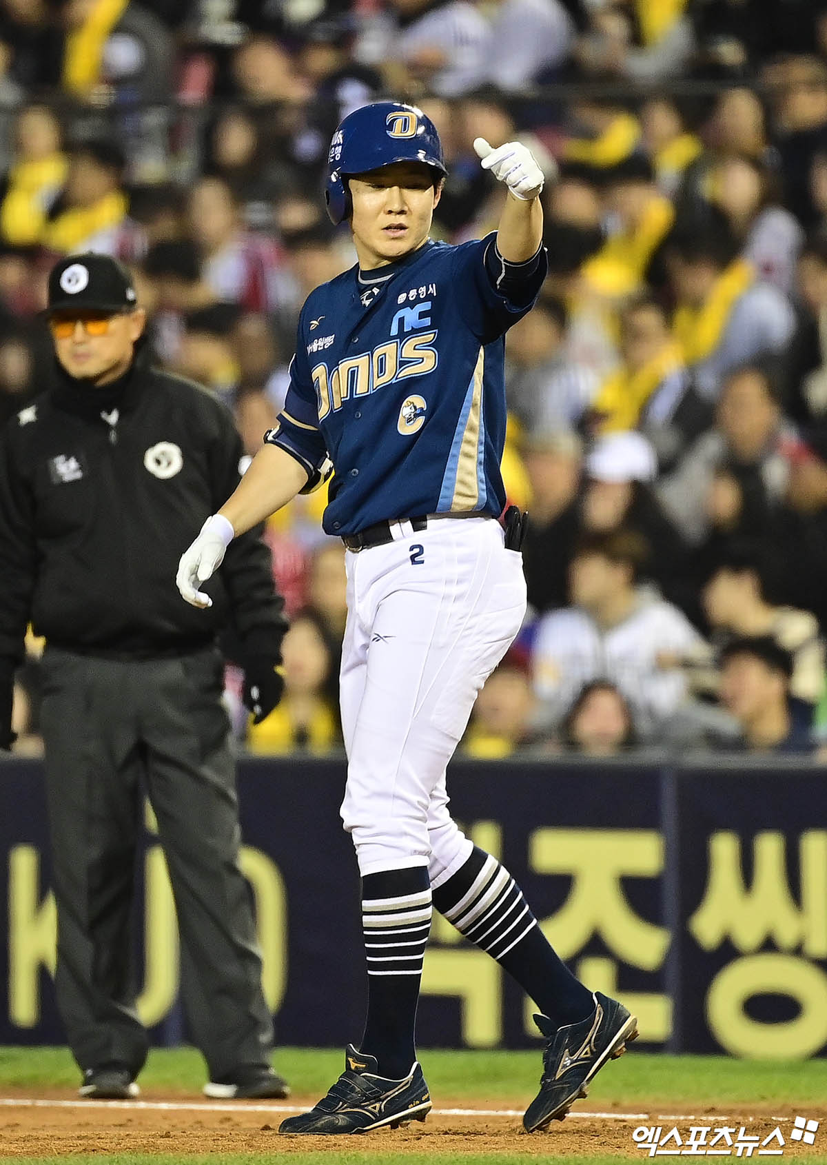 24일 오후 서울 송파구 잠실야구장에서 열린 '2025 신한 SOL Bank KBO리그' NC 다이노스와 LG 트윈스의 경기, 4회초 NC 박민우가 안타를 때려낸 뒤 세리머니를 하고 있다. 엑스포츠뉴스 DB