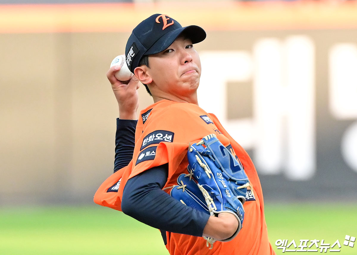 한화 이글스 좌완 영건 황준서가 12일부터 불펜에서 대기, 좌타자 상대 스페셜리스트로서의 가능성을 시험한다. 사진 엑스포츠뉴스 DB