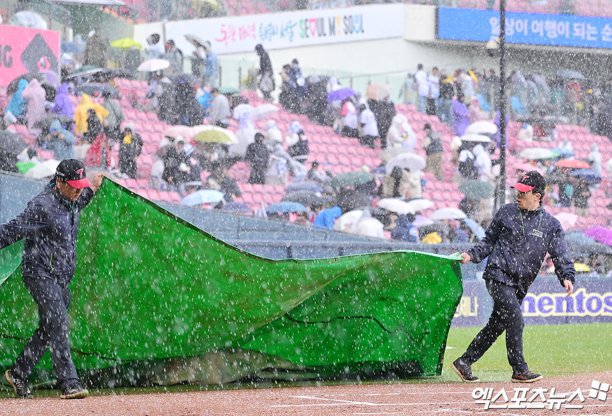 13일 오후 서울 송파구 잠실야구장에서 열린 '2025 신한 SOL Bank KBO리그' 두산 베어스와 LG 트윈스의 경기, 구장 관계자들이 방수포를 설치하고 있다. 엑스포츠뉴스 DB