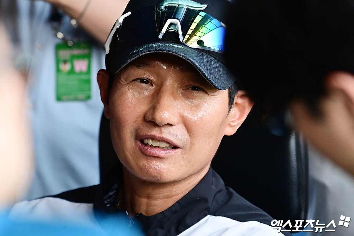 18일 오후 서울 송파구 잠실야구장에서 열리는 '신한 SOL Bank KBO리그' NC 다이노스와 LG 트윈스의 경기에 앞서 LG 염경엽 감독이 취재진과 인터뷰를 나누고 있다. 엑스포츠뉴스 DB