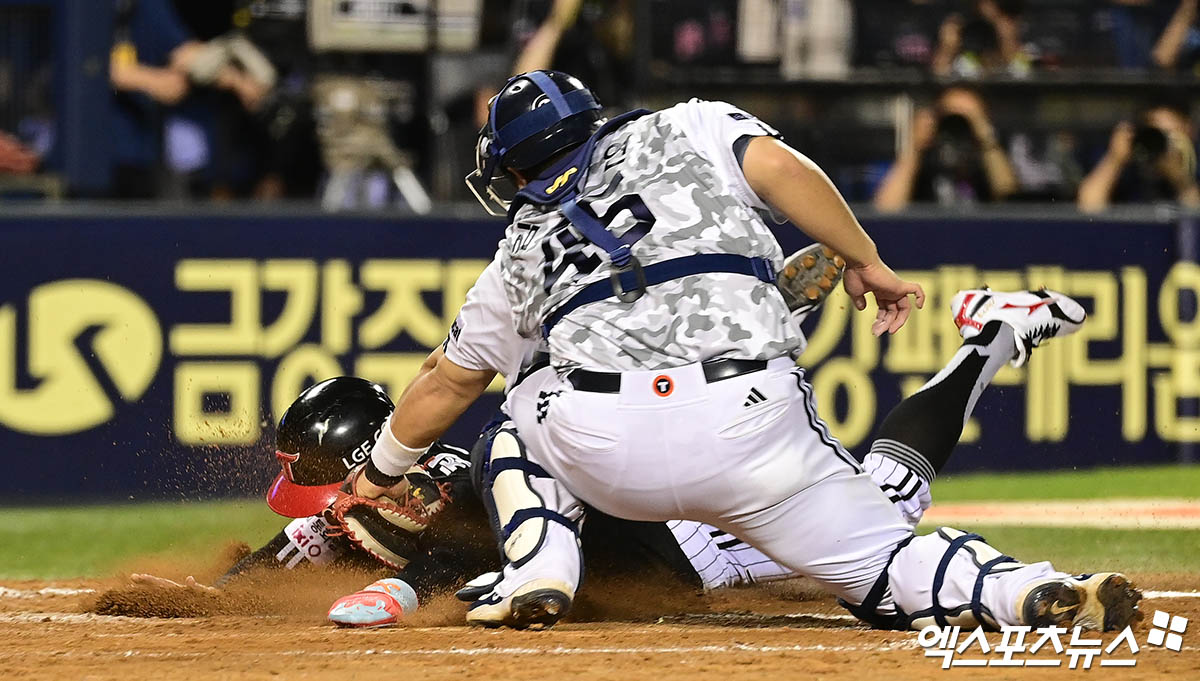 10일 오후 서울 송파구 잠실야구장에서 열린 '2025 신한 SOL Bank KBO리그' LG 트윈스와 두산 베어스의 경기, 5회초 무사 2,3루 LG 신민재의 1타점 희생 플라이 때 3루주자 최원영이 홈으로 쇄도하고 있다. 초기 판정은 아웃이었으나 LG측 요청으로 비디오 판독 실시 후 원심 번복되며 세이프, 득점 인정. 엑스포츠뉴스 DB
