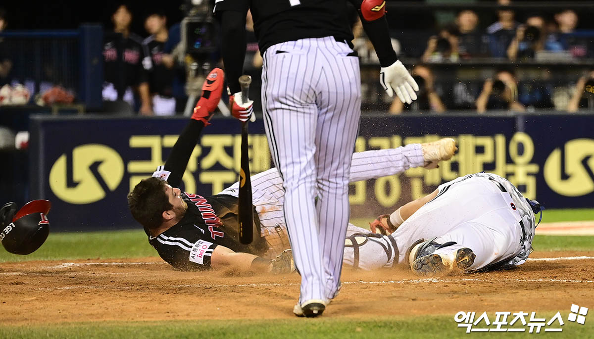 10일 오후 서울 송파구 잠실야구장에서 열린 '2025 신한 SOL Bank KBO리그' LG 트윈스와 두산 베어스의 경기, 5회초 1사 만루 LG 오지환 타석 때 3루주자 오스틴이 폭투를 틈타 홈으로 쇄도하며 득점을 올리고 있다 .이후 두산 측 요청으로 비디오 판독 실시했으나 원심 유지. 엑스포츠뉴스 DB