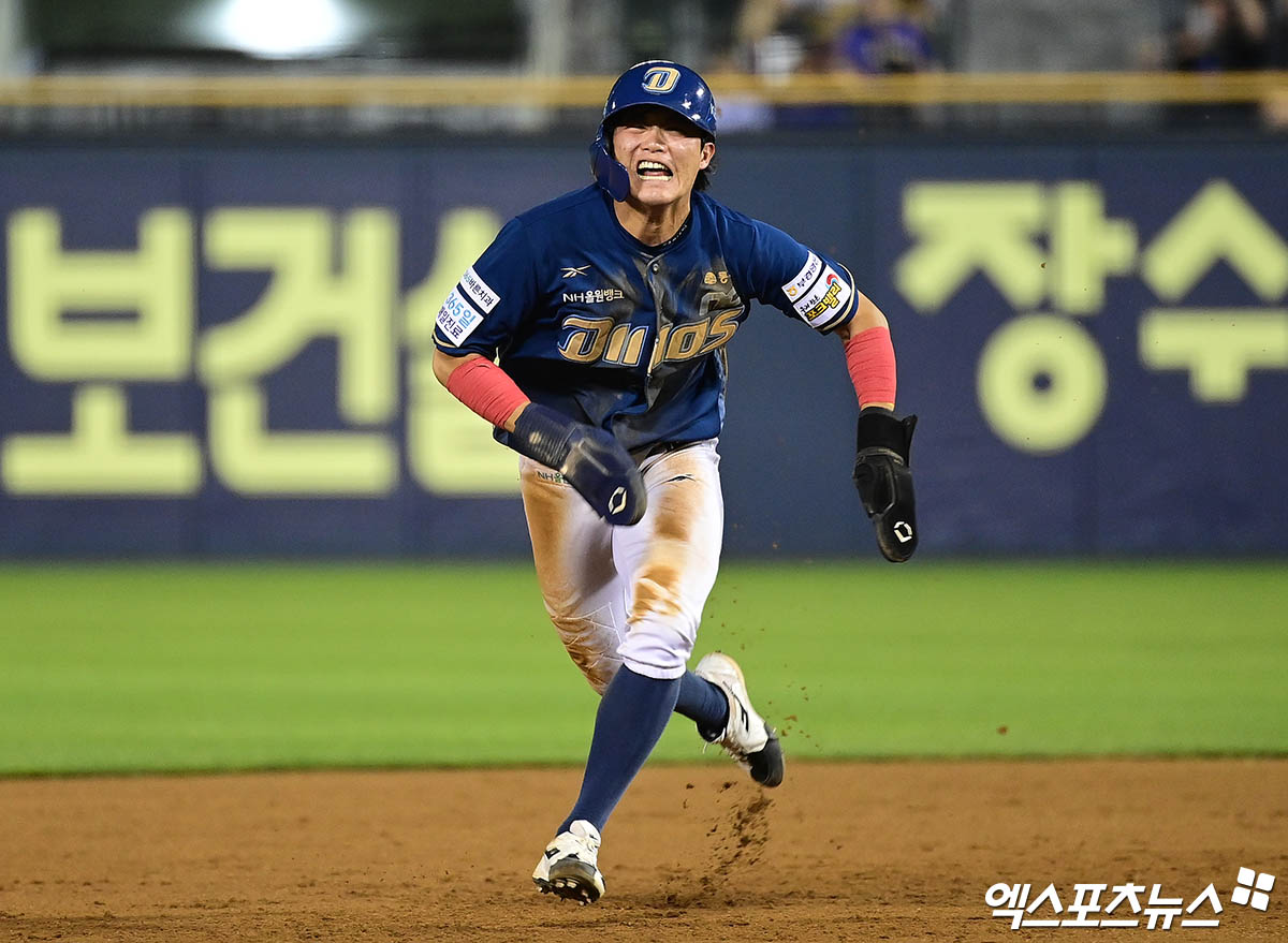 18일 오후 서울 송파구 잠실야구장에서 열린 '신한 SOL Bank KBO리그' NC 다이노스와 LG 트윈스의 경기, 8회초 1사 1루 NC 서호철 타석 때 1루주자 최정원이 2루 도루를 시도, LG 포수 박동원의 송구 실책을 틈타 3루로 전력질주하고 있다. 엑스포츠뉴스 DB