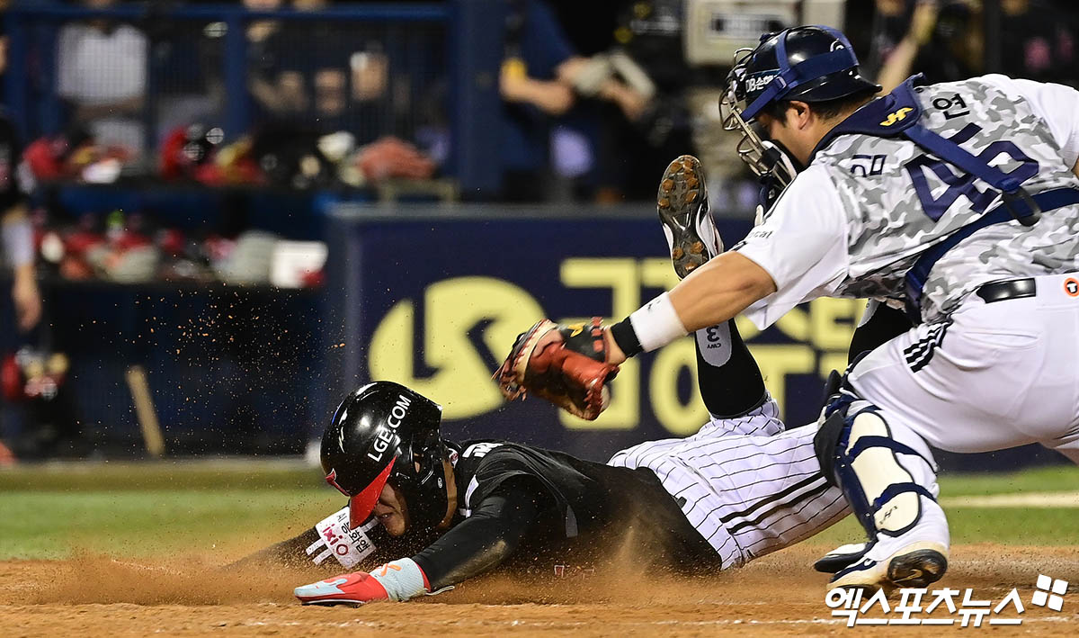 10일 오후 서울 송파구 잠실야구장에서 열린 '2025 신한 SOL Bank KBO리그' LG 트윈스와 두산 베어스의 경기, 5회초 무사 2,3루 LG 신민재의 1타점 희생 플라이 때 3루주자 최원영이 홈으로 쇄도하고 있다. 초기 판정은 아웃이었으나 LG측 요청으로 비디오 판독 실시 후 원심 번복되며 세이프, 득점 인정. 엑스포츠뉴스 DB