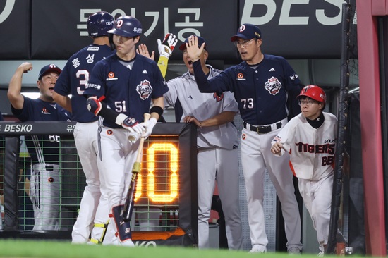 두산은 12일 광주-기아 챔피언스 필드에서 2025 신한 SOL 뱅크 KBO리그에서 열린 KIA 타이거즈와의 원정경기에서 뼈아픈 4-5 끝내기 패배를 당했다. 두산 베어스