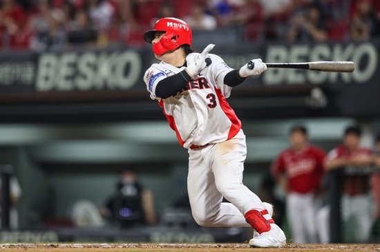 KIA는 12일 광주-기아 챔피언스 필드에서 2025 신한 SOL 뱅크 KBO리그 두산전을 치러 5-4로 승리했다. 8위 KIA는 시즌 60승66패4무를 기록하면서 5위 삼성 라이온즈와 격차를 3경기로 좁혔다. KIA 타이거즈