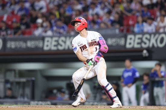 KIA는 12일 광주-기아 챔피언스 필드에서 2025 신한 SOL 뱅크 KBO리그 두산전을 치러 5-4로 승리했다. 8위 KIA는 시즌 60승66패4무를 기록하면서 5위 삼성 라이온즈와 격차를 3경기로 좁혔다. KIA 타이거즈